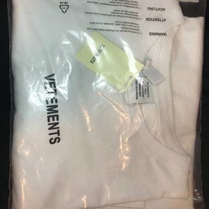 VETEMENTS Logo-Patch T-Shirt in White (NEW WITH TAGS)